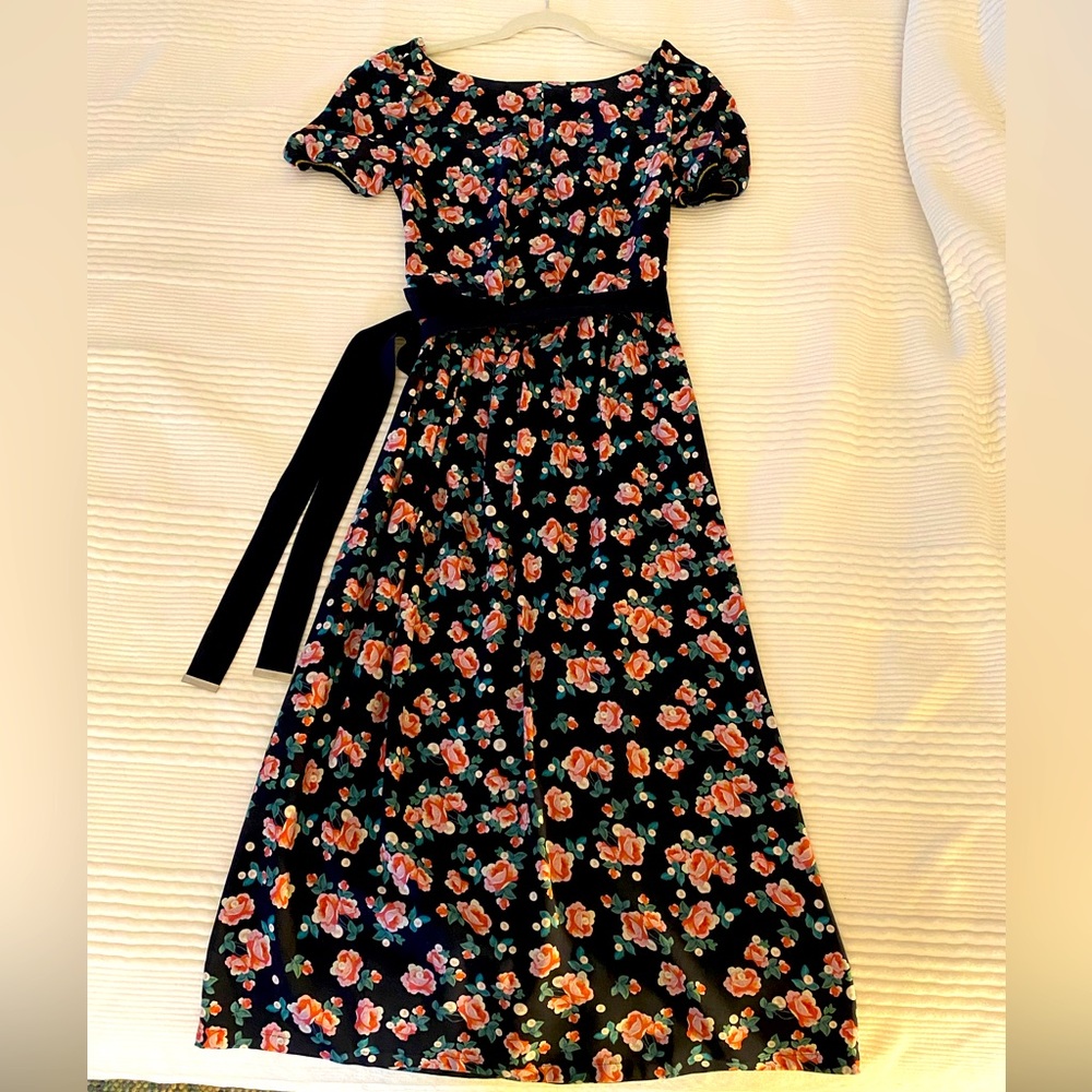 Mother of Pearl dress. Midi length, floral design. 100% silk. Size US6 UK10